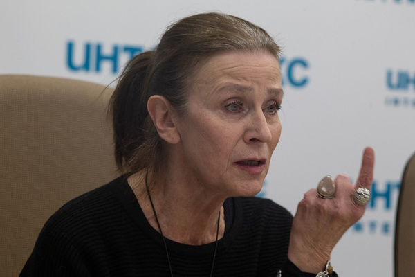 Актриса была очень эмоциональна во время пресс-конференции Актриса была очень эмоциональна во время пресс-конференции