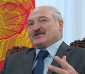 В Сети появилось архивное фото Лукашенко без усов, и никто не узнал этого молодого военного