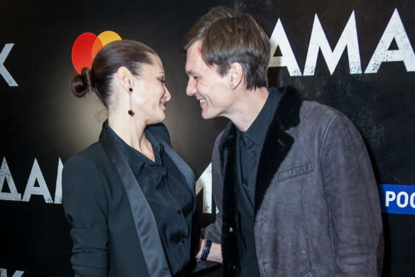 Родители Ивана, Филипп Янковский и Оксана Фандера на премьере фильма "Дама пик", ноябрь 2016