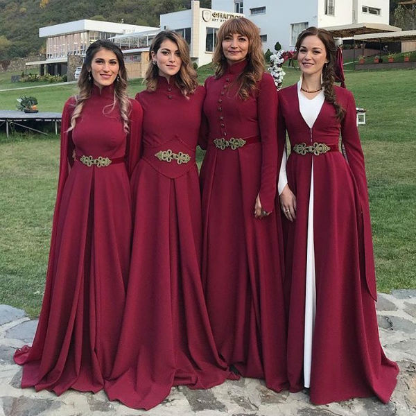Подружки невесты появились на празднике в похожих нарядах