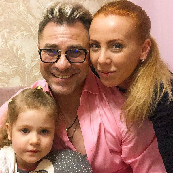 Соколов проводит все свободное время с женой и дочкой