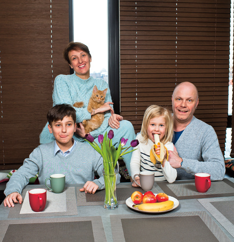 За завтраком на кухне собирается вся семья. На фото – с женой Аминой, сыном Афанасием и дочерью Аксиньей