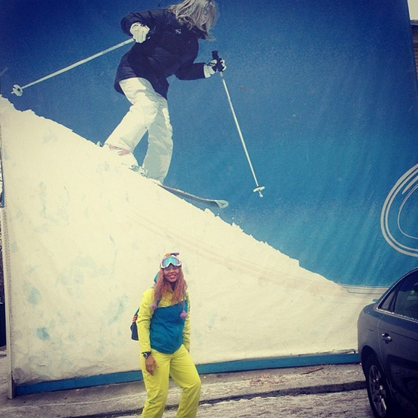 Корнелия Манго отправляется на занятие по сноуборду