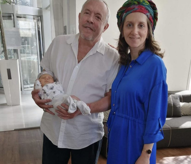 Сейчас артист с женой и сыном в Израиле.
