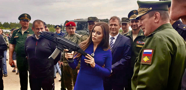 Юля не робеет даже перед генералами Юля не робеет даже перед генералами