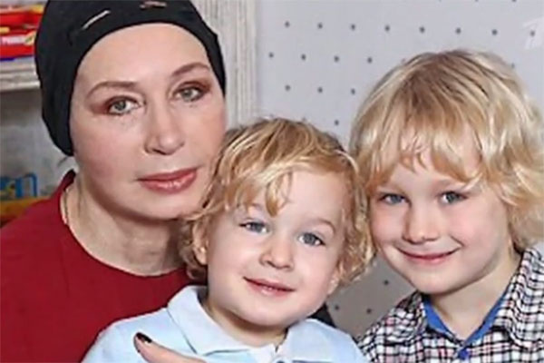 Татьяна Васильева с внуками Ваней и Гришей