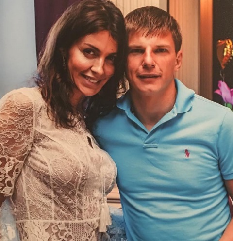 Беременная жена Андрея Аршавина поделилась редким снимком в купальнике