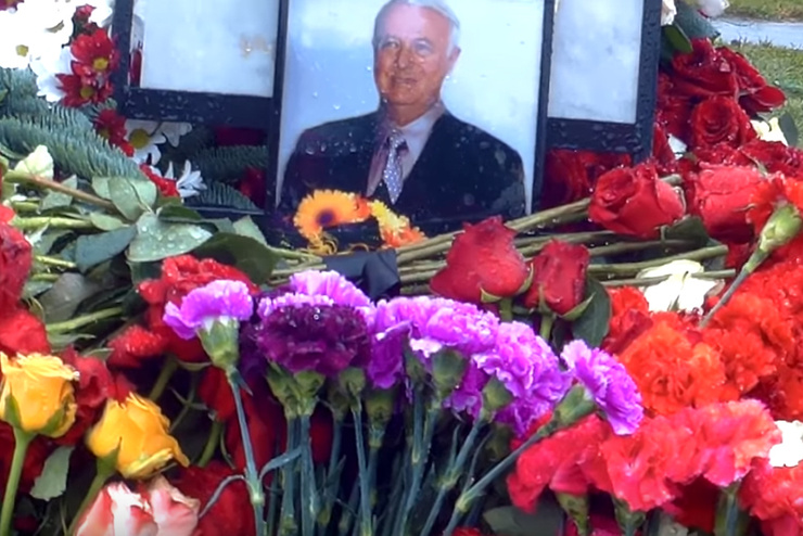 Ведущего похоронили на Троекуровском кладбище Москвы
