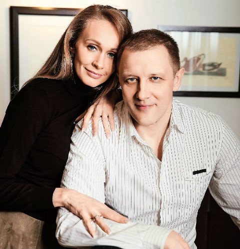 Сергей 9 лет женат на актрисе Полине Невзоровой, дочери телеведущего Александра НЕвзорова