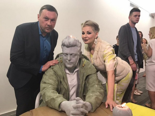 Константин Дорошенко и Мария Максакова оценили скульптуру Урса Фишера 