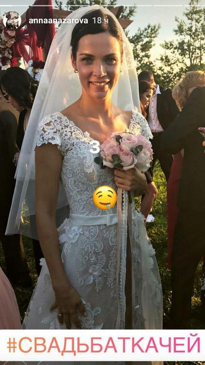 Невеста выбрала классическое белое платье, декорированное кружевом