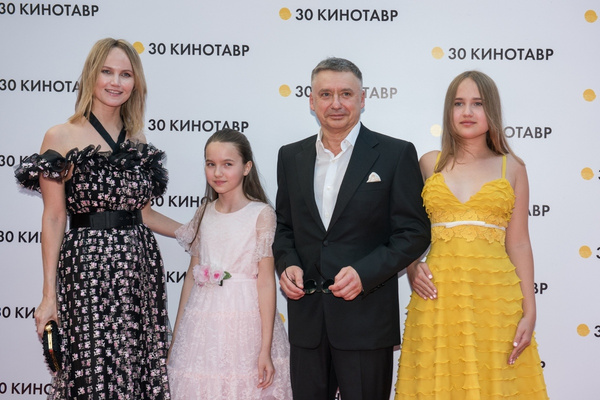Антон Табаков с супругой Анжеликой и дочерьми
