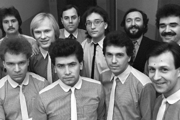 ВИА «Лейся, песня», Кемерово, 1984 год. Слева в нижнем ряду молодые Валерий Кипелов и Николай Расторгуев