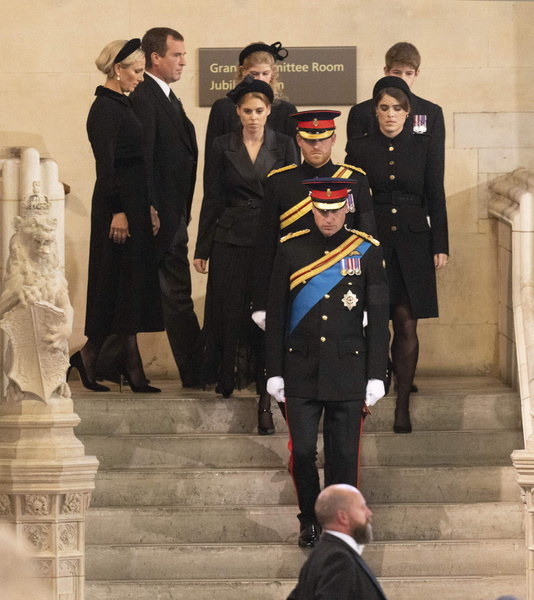 Королевская семья шествует к месту проведения церемонии