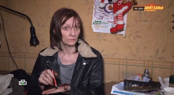 Бывшая жена Ефремова опускается в квартире-бомжатнике, отдавая последние копейки на вино