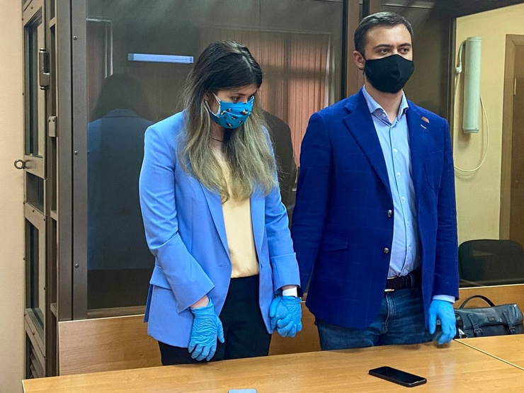 Муж-адвокат представляет интересы Карауловой в суде