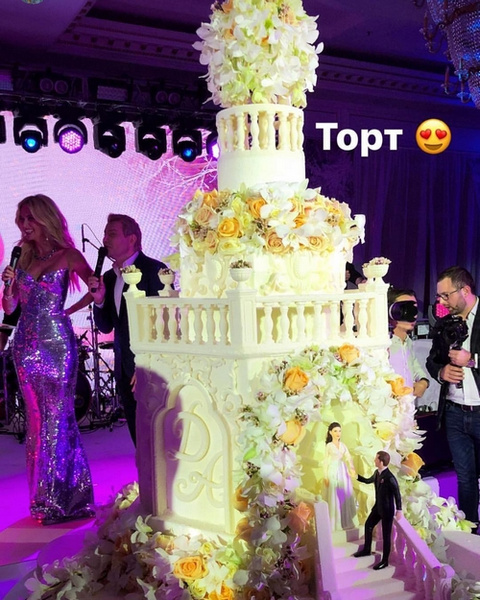 Роскошный торт в форме замка с фигурками Дмитрия и Анастасии Роскошный торт в форме замка с фигурками Дмитрия и Анастасии