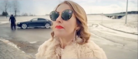 Ксения Собчак в клипе на песню группы «Ленинград»