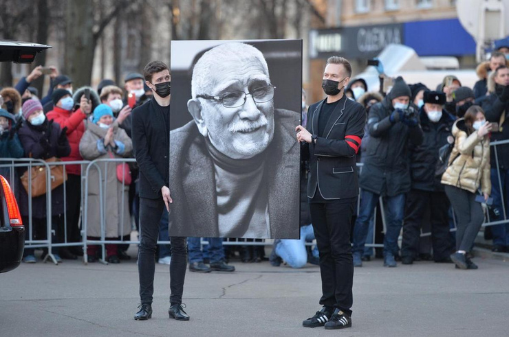 Провожали гроб актера продолжительными овациями