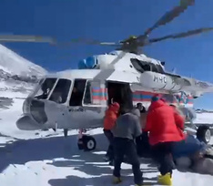 Гид с обморожениями, двое туристов убиты морально: фото выживших при восхождении на вулкан
