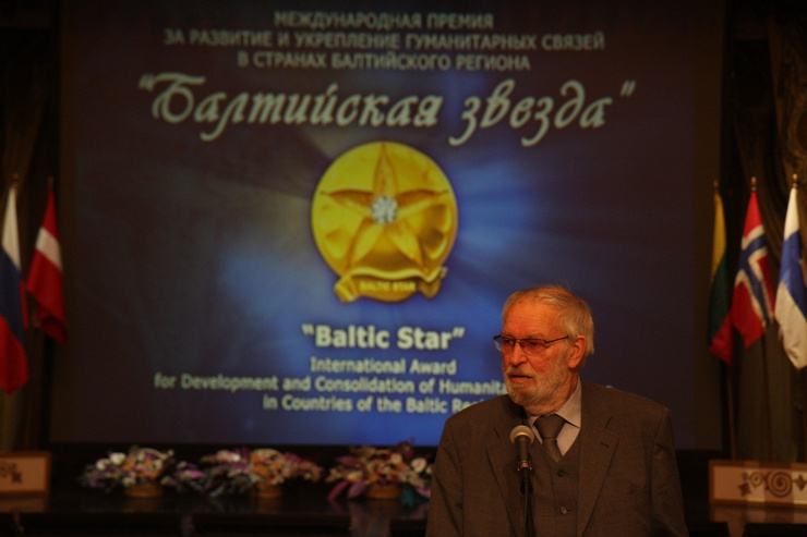 Регимантас Адомайтис был лауреатом многих премий. На фото он получает награду «Балтийская звезда» в Петербурге