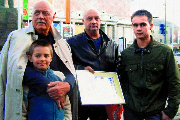Говорухины в сборе: Станислав Сергеевич с сыном Сергеем, внуком Василием и старшим внуком Станиславом, сентябрь 2008 года