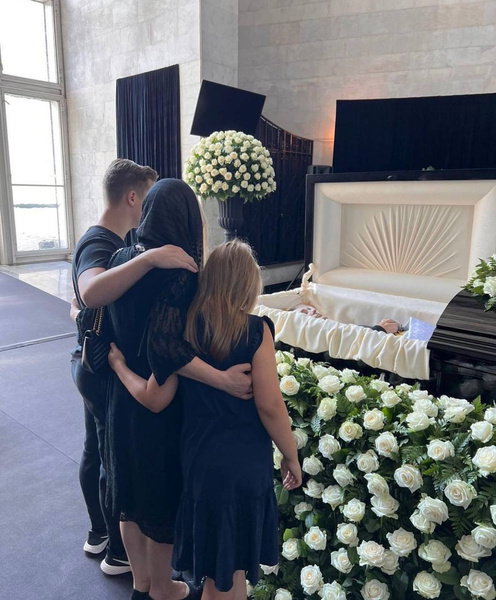 «Папа, прощай!»: дети и жена Юры Шатунова у его гроба – фото 