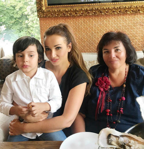 Анфиса Чехова с мамой и сыном