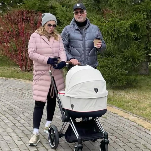 Валерий и Альбина вместе гуляют с ребенком