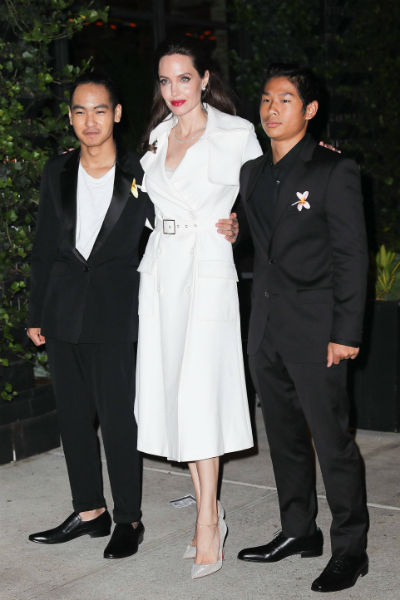 Анджелина Джоли с сыновьями Мэддоксом и Паксом