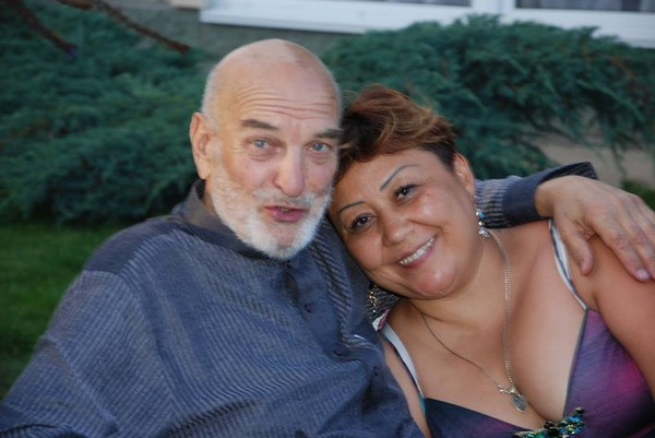 Алексей Петренко женился на Азиме Абдумаминовой в 2010 году Алексей Петренко женился на Азиме Абдумаминовой в 2010 году