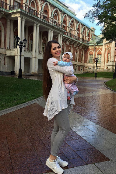 Малышка невероятно похожа на звездную маму Малышка невероятно похожа на звездную маму