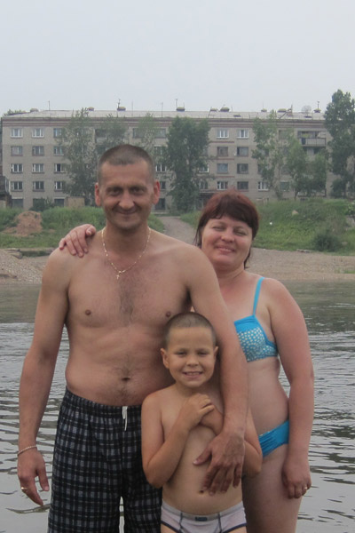 Счастливая семья на отдыхе, задолго до трагедии