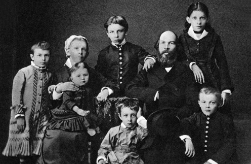 Дмитрий (сидит в центре)  был младшим из трех  сыновей в семье Ильи  Николаевича Ульянова
