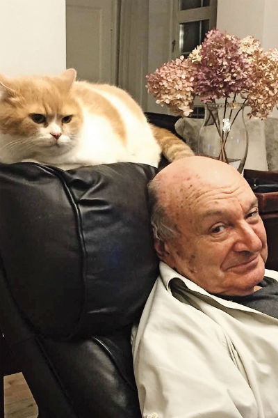 Супруга сатирика в своем блоге часто балует его поклонников свежими фото Михаила Михайловича, в том числе и с котом Морисом