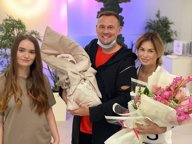 Влюбленные совсем недавно стали родителями