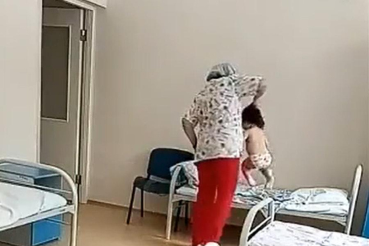 Сотрудница больницы схватила ребенка за волосы и бросила на кровать