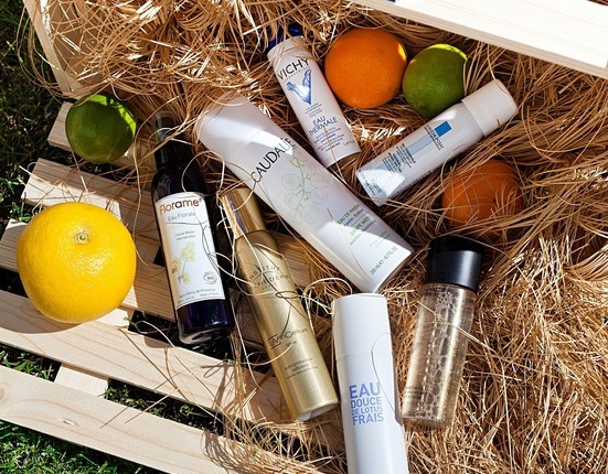 Vichy Термальная вода VICHY SPA, La Roche-Posay Термальная вода, Caudalie Виноградная вода для лица, Florame Цветочная вода для лица,Institut Esthederm Термальная вода для лица и тела UV inCellium, Kenzo Мягкая вода свежего лотоса, M.A.C Термальная вода Charged Water Skin Hydrating Mist