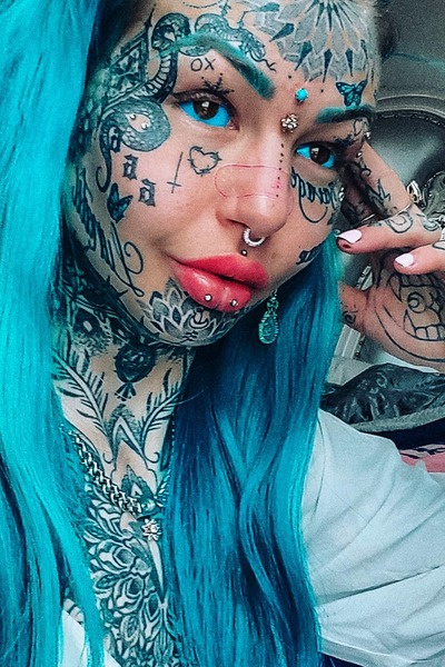 Усыпанная татуировками австралийская модель выкрасила белки глаз в голубой цвет 