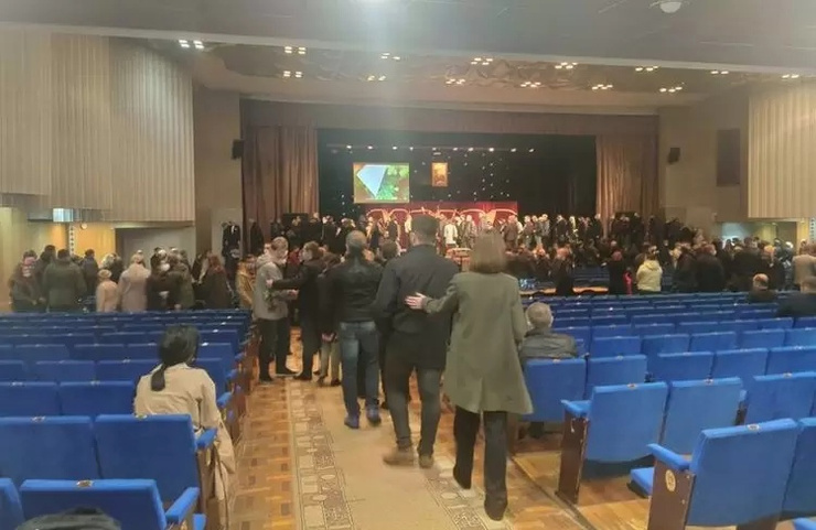 Сегодня мужчину проводили в последний путь Сегодня мужчину проводили в последний путь