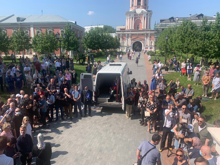 В последний путь артиста проводили десятки людей