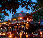 Люди плачут и не понимают за что. Местные жители создали мемориал на месте, где стоял танк Т-34 в Нарве