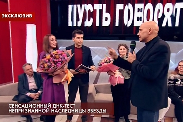 Дарья принимает поздравления от гостей передачи