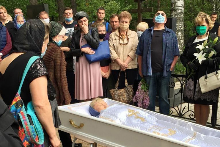 На похоронах Юлии присутствовали только самые близкие друзья и родственники На похоронах Юлии присутствовали только самые близкие друзья и родственники