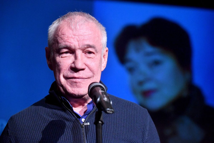 Актер Сергей Гармаш во время церемонии прощания с актрисой Ниной Дорошиной в театре «Современник» Актер Сергей Гармаш во время церемонии прощания с актрисой Ниной Дорошиной в театре «Современник»