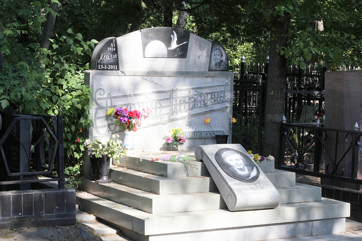 Могильный памятник украшен изображением лебедей — по названию самой известной песни Мартынова