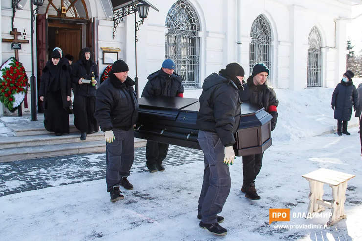 Проститься со звездой пришли многие ее коллеги Проститься со звездой пришли многие ее коллеги