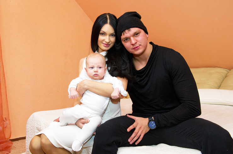Евгения Феофилактова и Антон Гусев с ребенком
