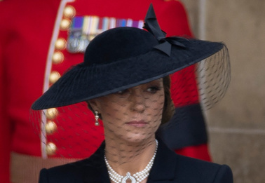 Кейт и Меган пролили жемчужные слезы. Разбираем украшения и наряды жен принцев на похоронах Елизаветы II