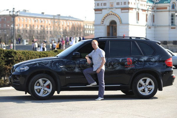 Алексей Тищенко c подаренным ему BMW X5